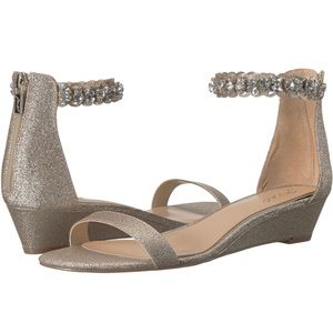 Jewel Badgley Mischka Size 7.5 Gold Sandal